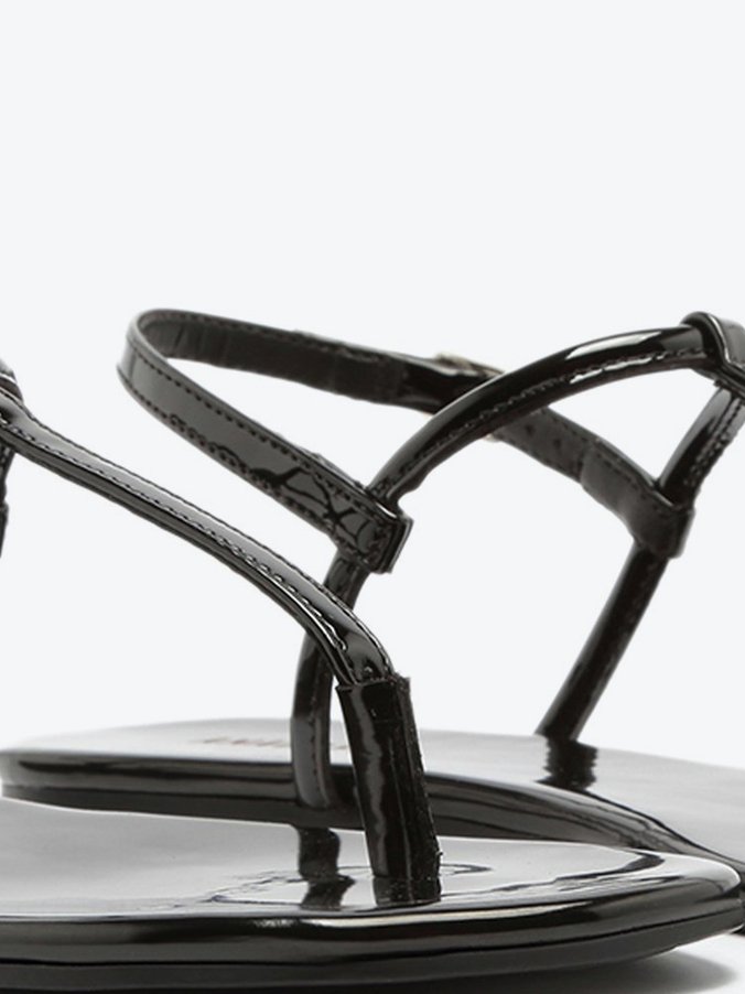 Detalle de las tiras en charol negro